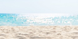 Panorama De Uma Bela Praia De Areia Branca E água Azul-turquesa Nas Maldivas. Fundo De Praia De Verão De Férias.. Onda Do Mar Na Praia De Areia.