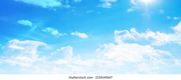 Panorama des blauen Himmels mit Wolken an sonnigen Tagen mit Wolken