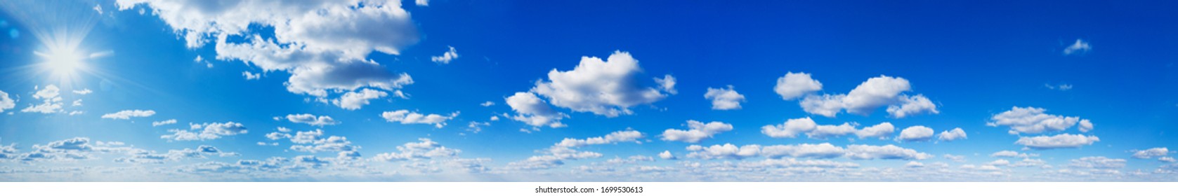 Panorama Blauer Himmel und weiße Wolken. Bfluffige Wolke auf blauem Hintergrund