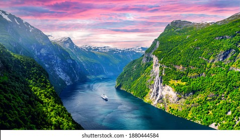Panorama mit atemberaubendem Blick auf den Sunnylvsfjorden Fjord und die berühmten Seven Sisters Wasserfälle, nahe Geiranger Dorf im Westen Norwegens. Landschaftsfotografie