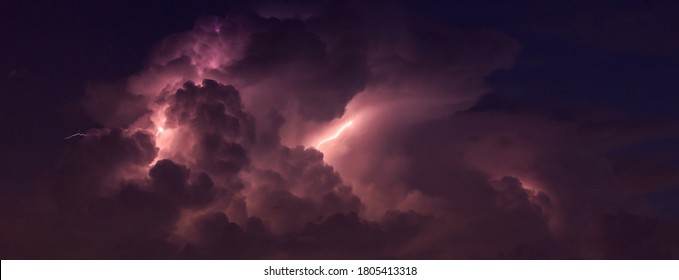 Panorama Dunkle Wolke in der Nacht mit Donnerschlag. Ein heftiger Sturm, der Donner, Blitze und Regen im Sommer bringt.