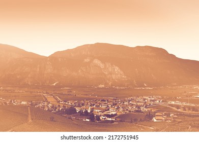 Panorama des wunderschönen Gardasees, umgeben von Bergen in Riva del Garda in Italien bei Morgengrauen in zeitgenössischem Stil.