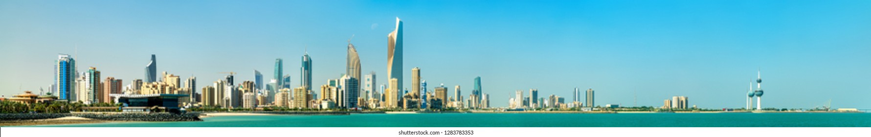 Panorama von Kuwait Stadt im Persischen Golf. Die Hauptstadt Kuwait