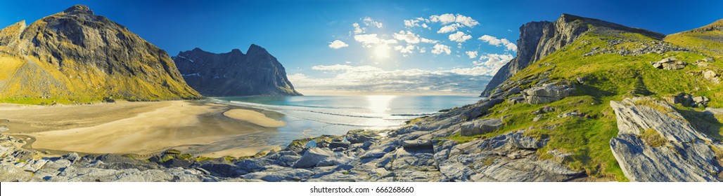 Panorama des Strandes von Kvalvika auf den Lofoten-Inseln, Norwegen