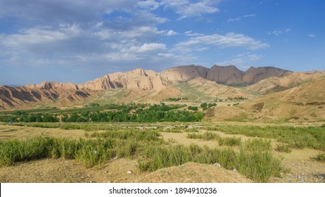 Panorama der Berglandschaft in der Mazar-i-Sharif-Landschaft nahe Panjakent in der Südregion Tadschikistan	