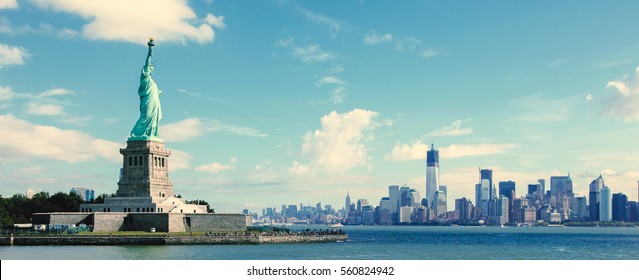 Панорама на статую Свободы и горизонте Манхэттена, Нью-Йорк, США