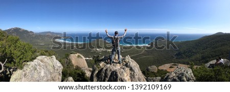 Panorama photo of the back of the hiker who climbed to the top of a rock in Wilson promontory Melbourne Australia Foto stock © 