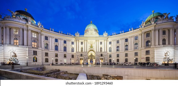 Das Panorama der Spanischen Reitschule in der Hofburg am Michaelerplatz in Wien, Österreich am Abend.