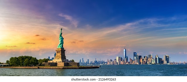 Panorama de la Estatua de la Libertad contra el paisaje urbano de Manhattan en Nueva York, NY, EE.