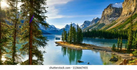 Panorama view Beautiful Spirit Island in Maligne Lake, Jasper National Park, Alberta, Canada