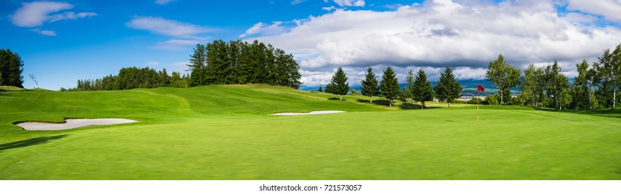 Панорамный вид на поле для гольфа с положить зеленый в Хоккайдо, Япония. Поле для гольфа с богатым зеленым дерном красивые пейзажи.