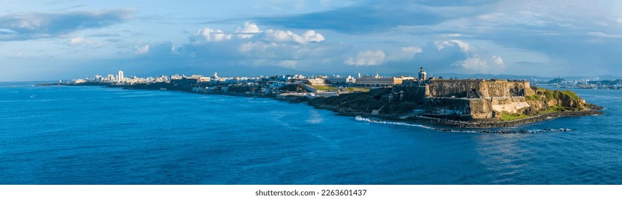 Vista panorámica de las fortificaciones de la entrada del puerto y de la costa en San Juan, Puerto Rico en un día soleado y luminoso
