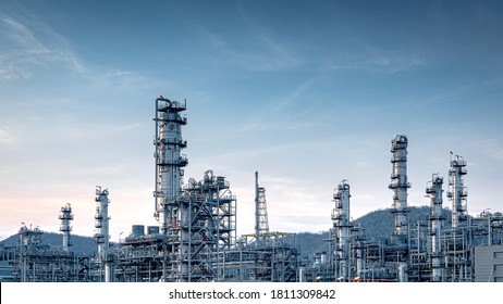 Panorama-Blick auf die Industrieröl- und Gasraffinerie , In einem großen petrochemischen Industriegebiet, Thailand