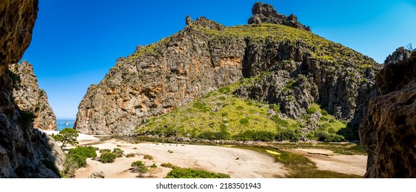 Vue panoramique sur la mer méditerranée d'une vallée à l'intérieur de la gorge profonde avec le bord de la rivière Torrent de Pareis et la plage de Cala de Sa Calobra à proximité du village de Majorque de Sa Calobra.