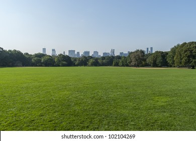 Панорамный вид на Центральный парк Нью-Йорка с горизонтом Манхэттена.