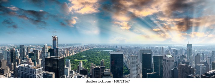 Panoramic aerial view of Central Park and surrounding buildings - Manhattan, New York.