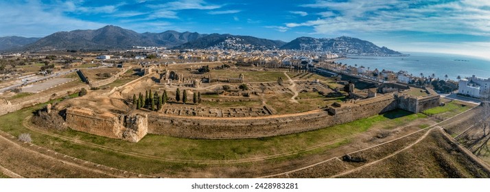 Vista aérea panorámica de la ciudadela de Roses en España , fortaleza gigante de la estrella pentagonal con bastiones en cada ángulo, ruinas de la ciudad medieval, ruinas romanas, monasterio en el patio
