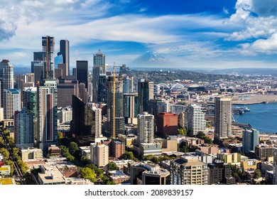 Panoramasicht auf das Geschäftsviertel von Seattle mit dem Rainier im Hintergrund an einem sonnigen Tag in Seattle, USA