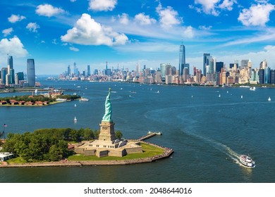 Panoramasicht Statue of Liberty and Jersey City and Manhattan City in New York City, NY, USA