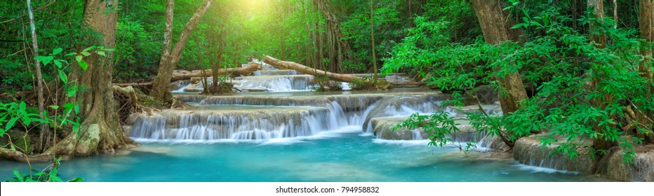 Панорамный красивый глубокий лесной водопад в Таиланде