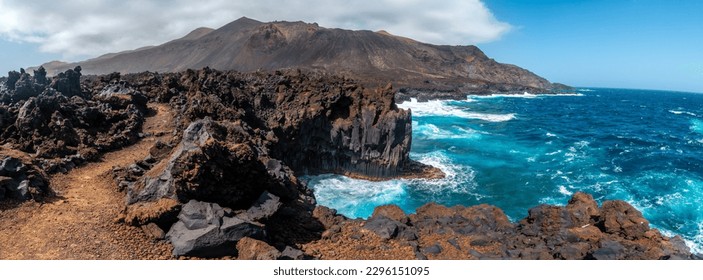Panorámica de los acantilados con piedras volcánicas en la ciudad de Tamaduste en la isla de El Hierro, Canarias, España