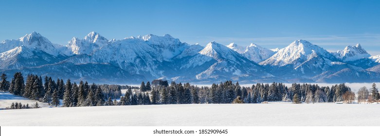 Panorama-Landschaft im Winter mit Bergen in Bayern