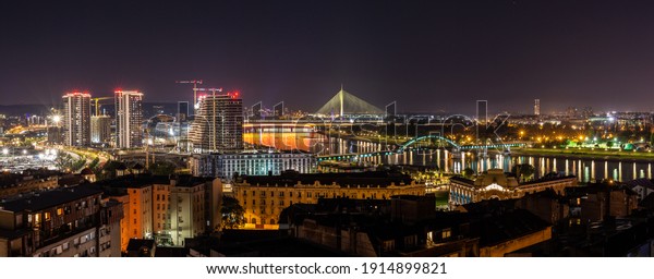 Panoramablick auf die Innenstadt von Belgrad, die Sava und New Belgrad von der Höhe aus