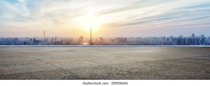 Панорамный горизонт и здания с пустым бетонным квадратным полом