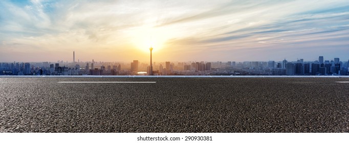 Панорамный горизонт и здания с пустой дорогой