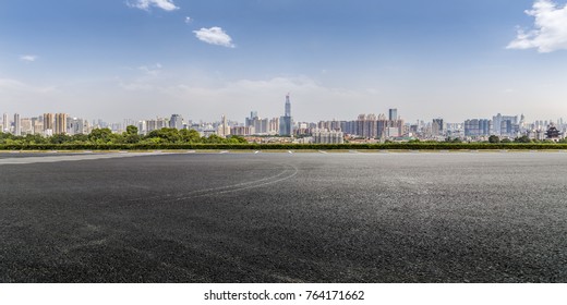 Панорамный горизонт и здания с пустой дорогой