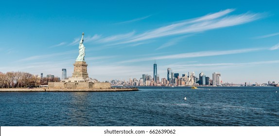 Panoramic skyline of Manhattan with the Statue of Liberty in New York City, US