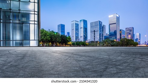 Esquina panorámica y edificios de oficinas comerciales modernos con carreteras vacías en Shenzhen, China. Carretera asfaltada y paisaje urbano.