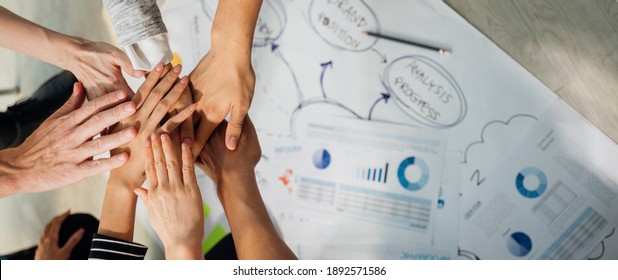 Panorama-Teamwork-Unternehmen verbinden sich Konzept, Business-Team steht Hand zusammen, Volunteer Wohltätigkeitsarbeit. Menschen, die sich für die Zusammenarbeit Erfolg Geschäft.