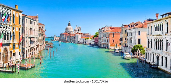 Vista panorámica del Canal Grande con la Basílica de Santa Maria della Salute en Venecia, Italia