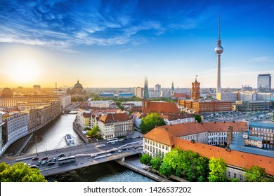 Panoramablick auf das zentrale Berlin bei Sonnenuntergang