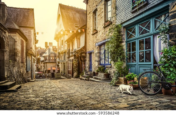 夕焼けの美しい夕暮れの中で ヨーロッパの古い町の魅力的な街並み を眺めながら レトロなビンテージのinstagramスタイルのパステル調フィルターと 夏のレンズフレアの日差し効果を楽しめます の写真素材 今すぐ編集