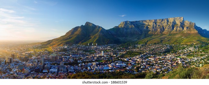 Panoramic view of the city in Dawn (Sunrise in Cape Town, Table Mountain views)