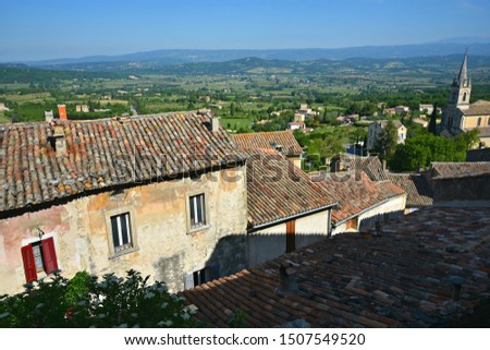 Panoramic view of the historic Romanesque church of Saint Sauveur and old stone houses in the picturesque village of Bonnieux in Vaucluse, Provence-Alpes-Côte d'Azur France.