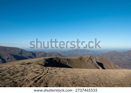 Panoramic view of the Iparla ridges in Bidarray, revealing the steep relief of the Basque mountains under a blue sky in France