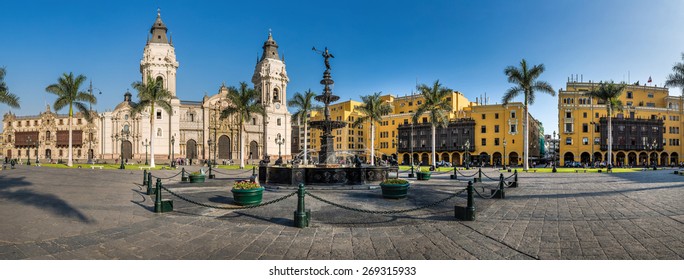 Vista panorámica de la plaza principal de Lima y de la iglesia de la catedral.