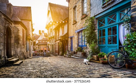 欧洲老城区的全景美丽的夜光在日落与复古的instagram 风格垃圾过滤器和镜头耀斑效果 的类似图片 库存照片和矢量图 Shutterstock