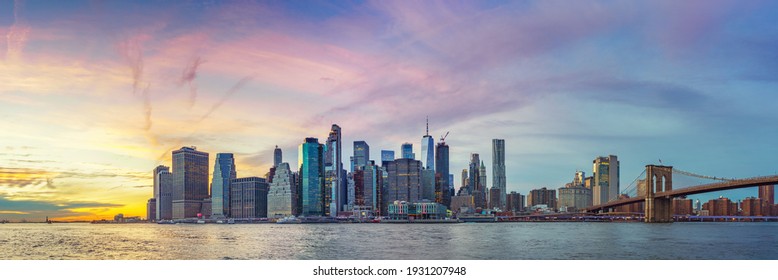 Panoramablick auf Manhattan und Brooklyn Brücke bei Sonnenuntergang, New York City