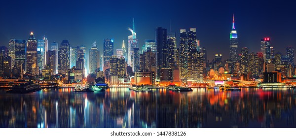 Panoramablick auf Manhattan bei Nacht, New York, USA