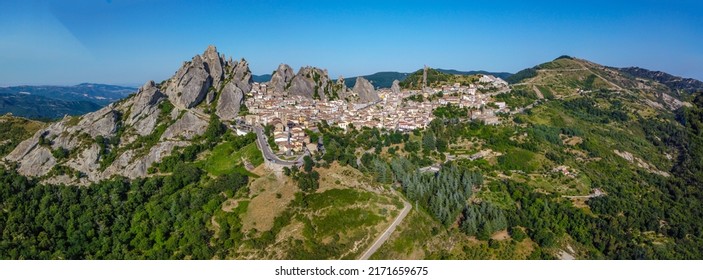 Panoramasicht auf das Dorf Pietrapertosa in Apennines Dolomiti Lucane, Provinz Potenza Basilicata, Italien