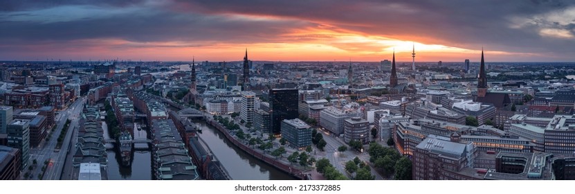 Panoramablick auf das Hafenviertel, die Konzerthalle "Elbphilharmonie" und die Innenstadt von Hamburg, Deutschland, in der Abenddämmerung.