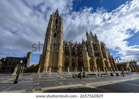 Panoramic view of the south facade and apse of the gothic Catedral de Leon