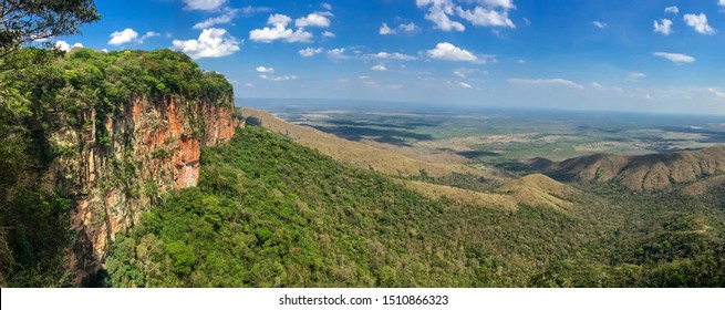 Panoramasicht von den Felsen am Nachmittag von Licht ins Tal, Drohnenfotografie, Chapada dos Guimarães, Mato Grosso, Brasilien, Südamerika