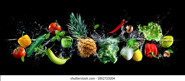 Panoramablick auf schwarzem Hintergrund mit Auswahl an frischem Gemüse, Obst und Wassersplash. High Resolution Collage für Skinali
