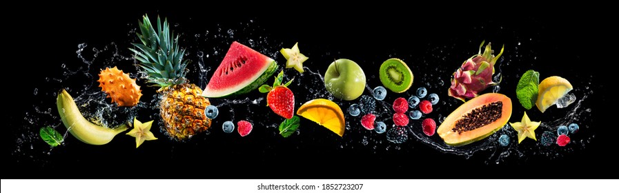 Panorama-breiter schwarzer Hintergrund mit Auswahl an frischen Früchten und Wassersplash. High Resolution Collage für Skinali