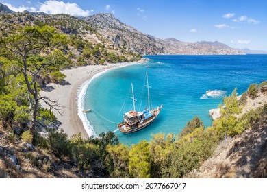 Panoramasicht auf den Strand von Apella, Karpathos, die griechischen Inseln